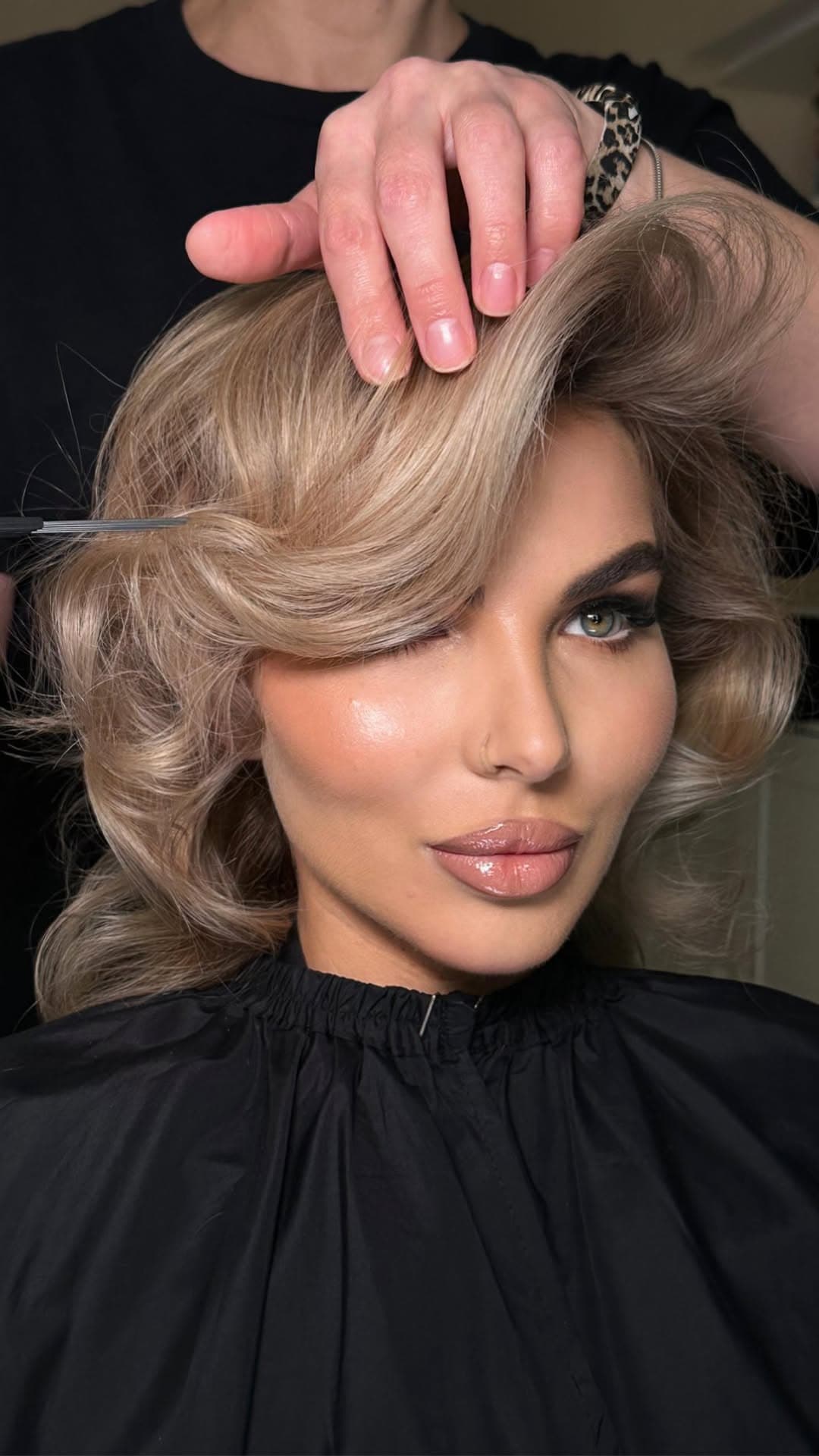 Plus Beauty Salon — výsledek balayage, vlnitý blond styling