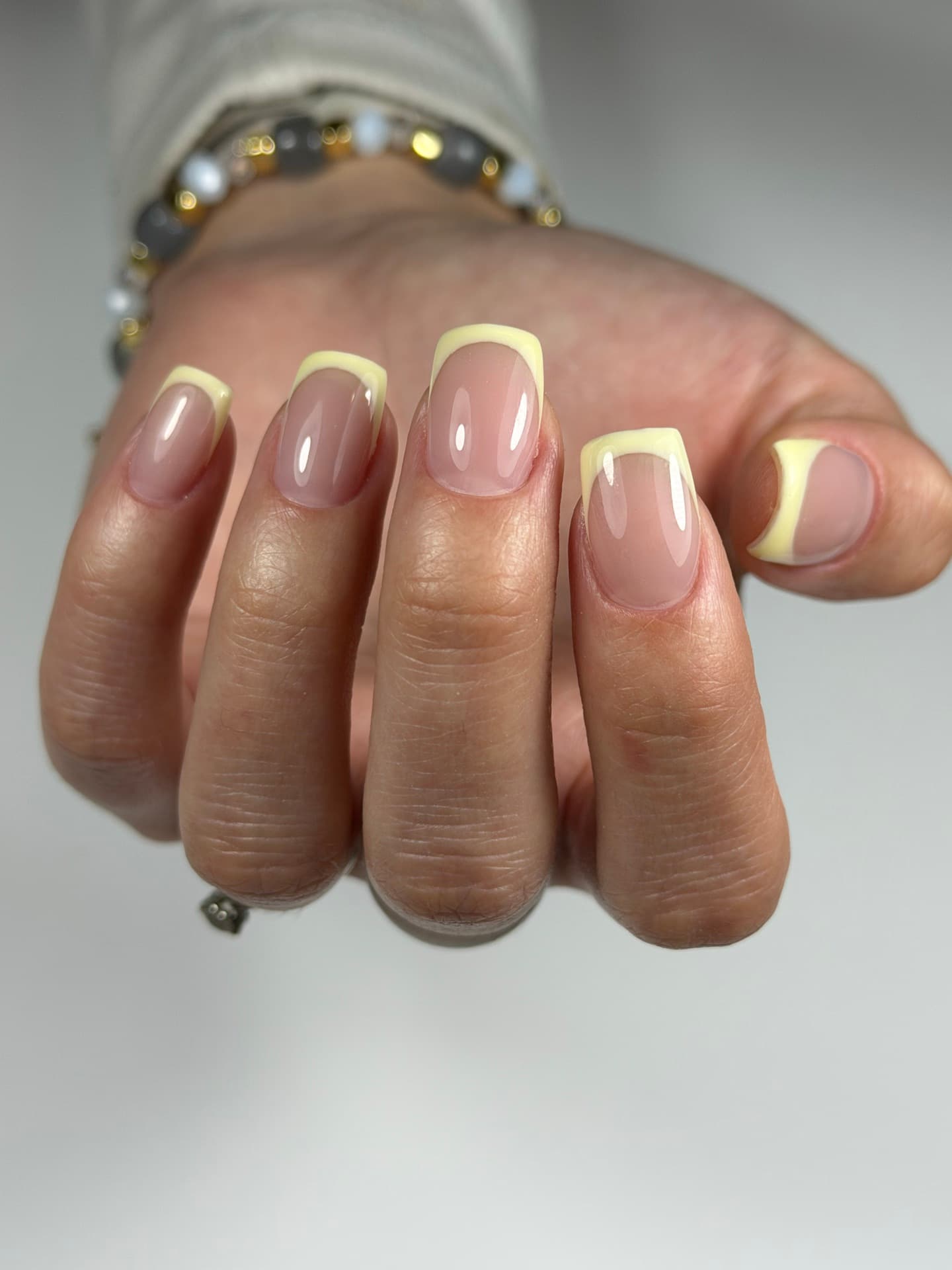 Plus Beauty Salon — máslově žlutá francouzská manikúra
